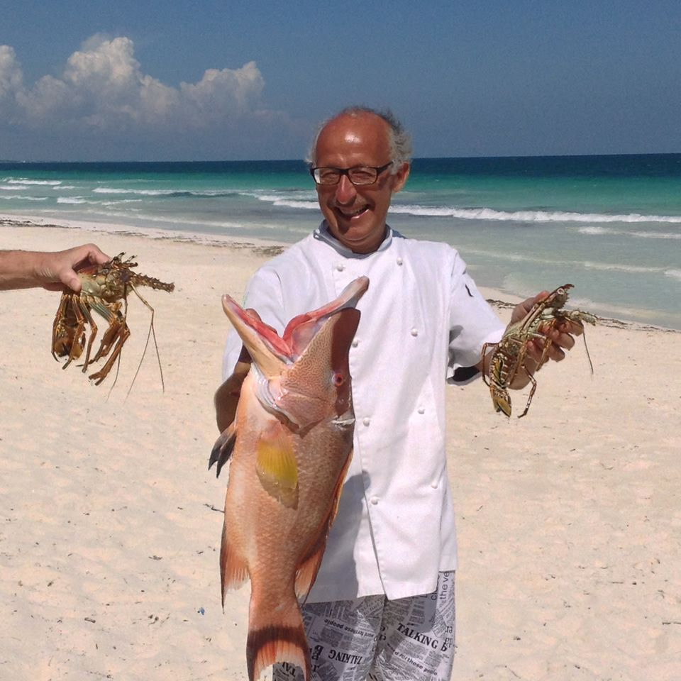 Chef Pino con mariscos frescos del Caribe en México